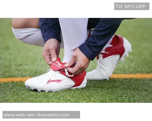 李宁铁系列足球鞋的卓越性能与时尚设计完美结合，助力每一场精彩比赛